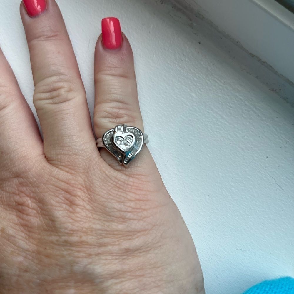 Genuine 18kt white gold heart baguette diamond ring size 6.5 - Picture 3 of 10